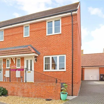 Rent this 3 bed duplex on Greenfinch Road in Didcot, OX11 6BG