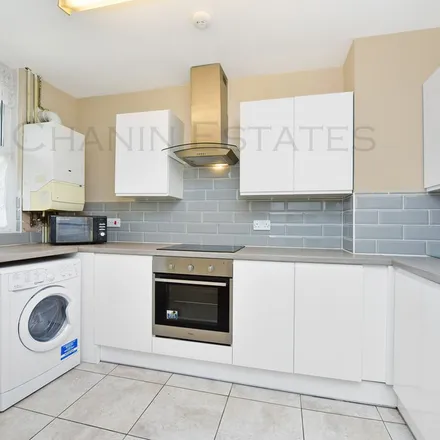 Image 2 - Cook's Road, London, SE17 3NF, United Kingdom - Apartment for rent