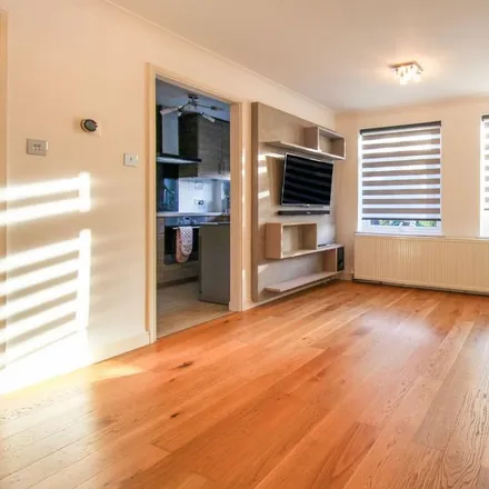 Image 3 - West Grove, London, IG8 7NS, United Kingdom - Apartment for rent