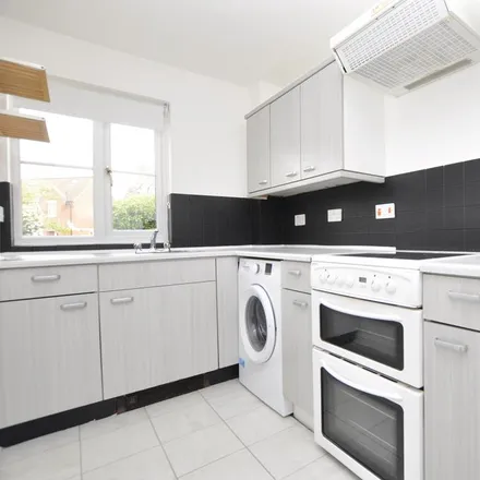 Image 3 - Stanley Rise, Chelmsford, CM2 6PL, United Kingdom - Apartment for rent