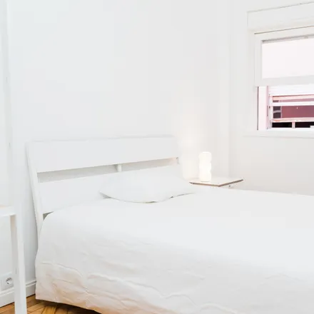 Rent this 6 bed room on Heróis da Guerra Peninsular in Praça Mouzinho de Albuquerque, 4050-322 Porto