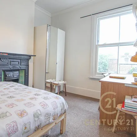 Image 5 - Fairfield West, London, KT1 2NP, United Kingdom - Apartment for rent