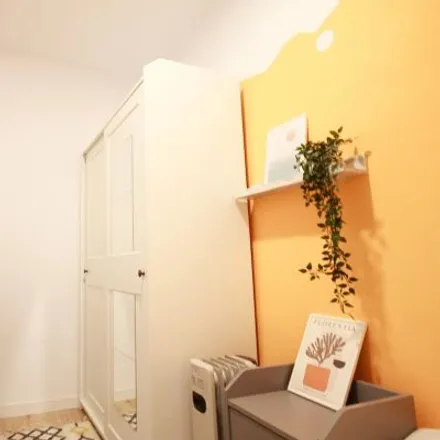 Rent this 3 bed room on Carrer d'Aribau in 84, 08001 Barcelona