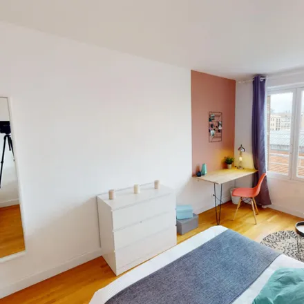 Rent this 4 bed room on 130 Rue de la Croix Nivert in 75015 Paris, France