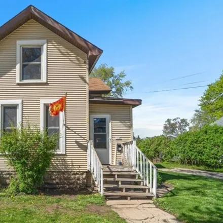Buy this studio house on 352 West 10th Avenue in Oshkosh, WI 54902