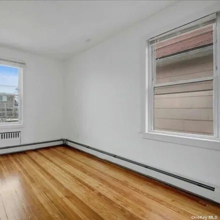 Image 9 - 119-37 8th Avenue, New York, NY 11356, USA - House for sale
