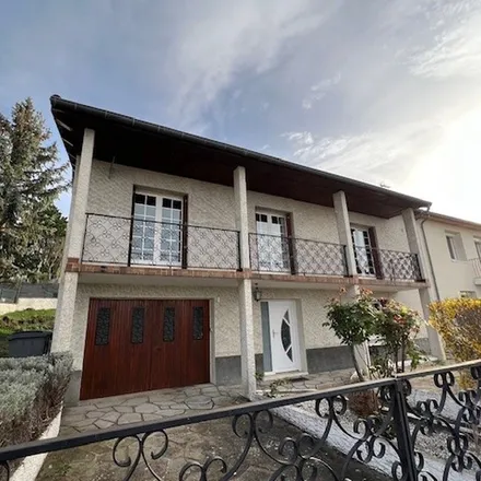 Rent this 6 bed apartment on 18 Place Saint-Étienne in 63370 Lempdes, France