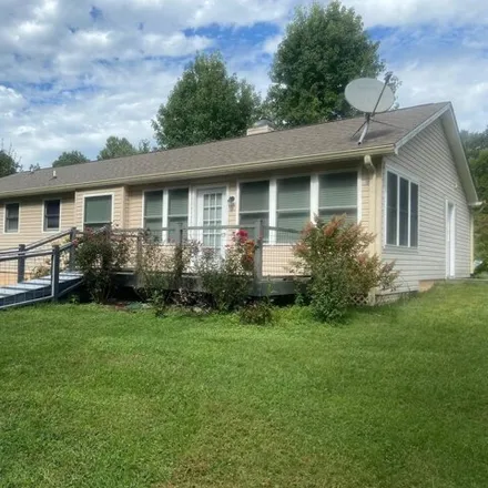 Image 2 - 300 Upper Meadows Road, Pleasant Hill, Cumberland County, TN 38578, USA - House for sale