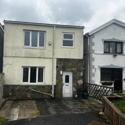 Rent this 3 bed house on Y Llwyn in Llanelli, SA15 1JT