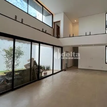 Buy this 4 bed house on Avenida Manoel Madruga in Shopping Park, Uberlândia - MG