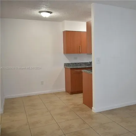 Image 2 - 932 Moffett St Apt 7, Hallandale Beach, Florida, 33009 - Apartment for rent