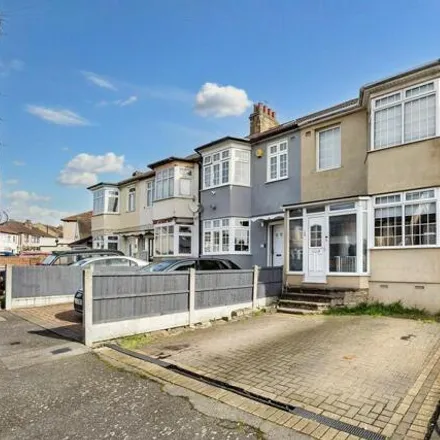 Buy this 3 bed townhouse on Thameshill Avenue in London, RM5 3BU
