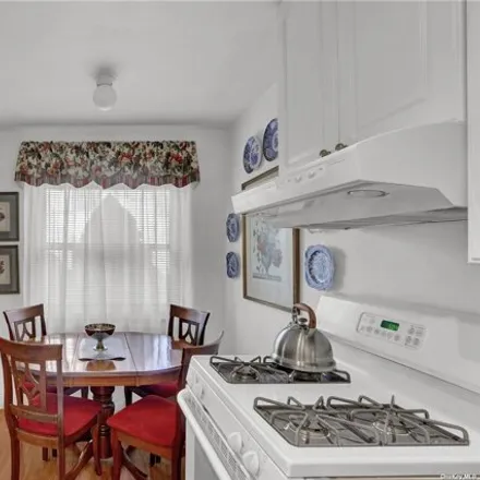 Image 6 - 115 15th Street, Village of Mineola, Hempstead, NY 11501, USA - Apartment for sale