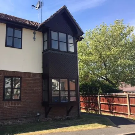 Rent this 2 bed townhouse on unnamed road in Wokingham, RG40 2EE