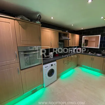 Image 1 - Delph Lane, Leeds, LS6 2HQ, United Kingdom - House for rent