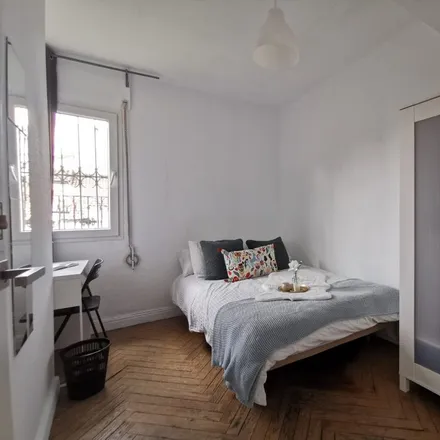 Rent this 15 bed room on Calle Preciados in 42, 28013 Madrid