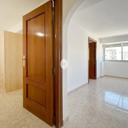 Image 2 - El País, Calle de Miguel Yuste, 28037 Madrid, Spain - Apartment for rent