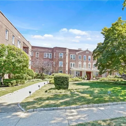 Buy this 2 bed condo on 101 Old Mamaroneck Road in City of White Plains, NY 10605