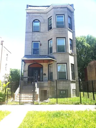 Buy this 8 bed duplex on 5321 South Michigan Avenue in Chicago, IL 60653