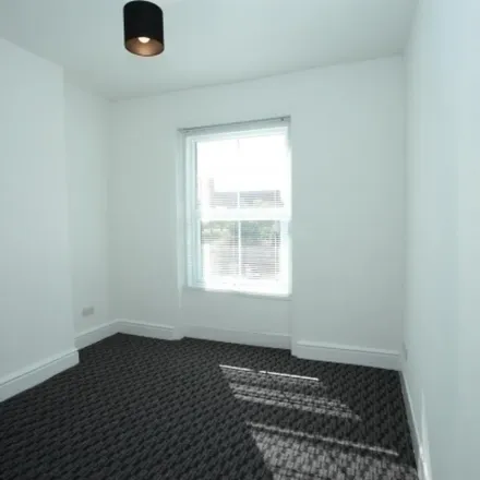 Image 7 - Gryphon Estate Agents, 10 Grove Road, London, E3 5AX, United Kingdom - Apartment for rent