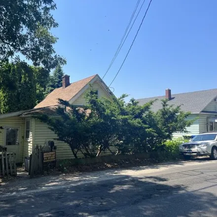 Buy this 4 bed house on 461 N Walnut St in Waterbury, Connecticut