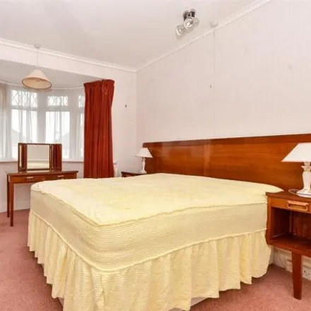 Image 4 - 17 Forest Road, Stonecot, London, SM3 9NT, United Kingdom - Townhouse for sale