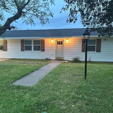 Image 2 - 898 Southeast 4th Street, Smithville, TX 78957, USA - House for rent