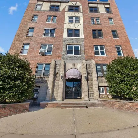 Rent this 3 bed apartment on 8830 Boulevard East in Hudson Heights, North Bergen