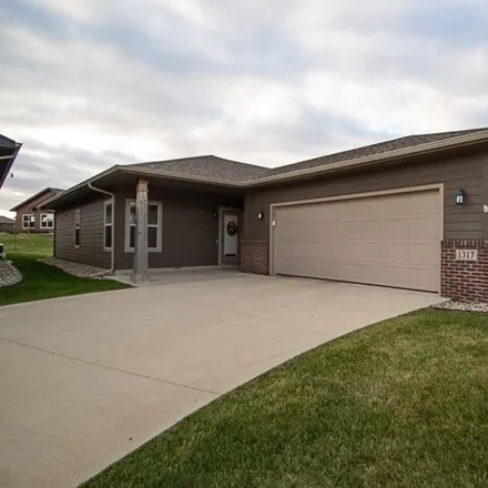 Buy this 2 bed house on 1369 South Wheatland Avenue in Sioux Falls, SD 57106