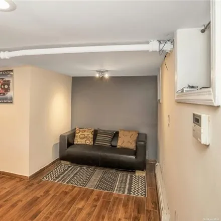 Image 7 - 64-18 32nd Avenue, New York, NY 11377, USA - House for sale