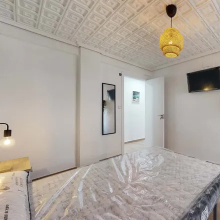 Rent this 6 bed room on Bar Lica in Carrer de Rodrigo de Pertegàs, 46023 Valencia