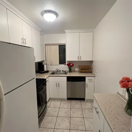 Image 2 - 757 Wilcox Avenue, Los Angeles, CA 90038, USA - Room for rent