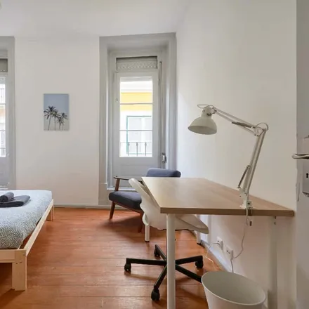 Rent this 4 bed room on MOBI-LSB-00049 in Travessa de Santa Marta, 1150-297 Lisbon