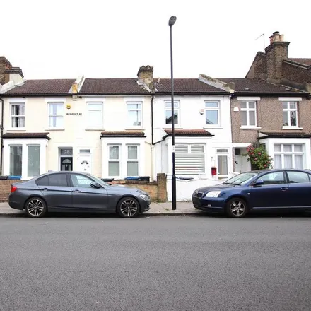 Rent this 3 bed townhouse on Bridport Road in London, CR7 7QG