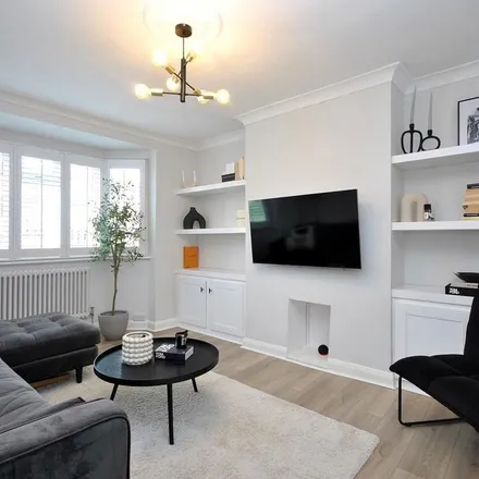 Rent this 2 bed apartment on Amblecote Close in London, SE12 9TP