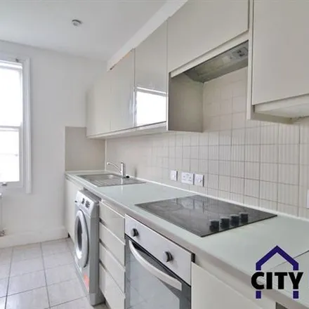 Rent this 3 bed apartment on Mayes Road in London, N22 6TN