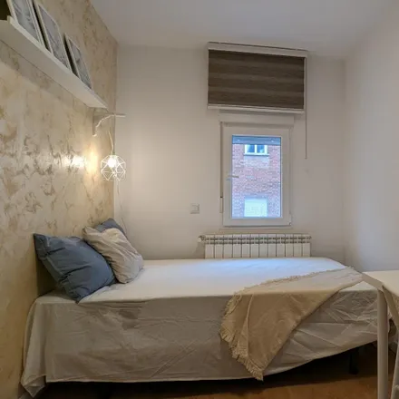 Rent this 4 bed room on Madrid in Escuela Infantil Privada Casa Menuda, Calle Barrileros