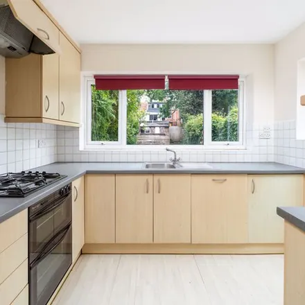 Rent this 4 bed apartment on Dollis Road in London, N3 1RG