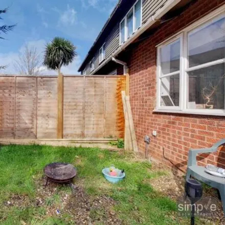 Image 2 - Ratcliffe Close, London, UB8 2DD, United Kingdom - Townhouse for sale