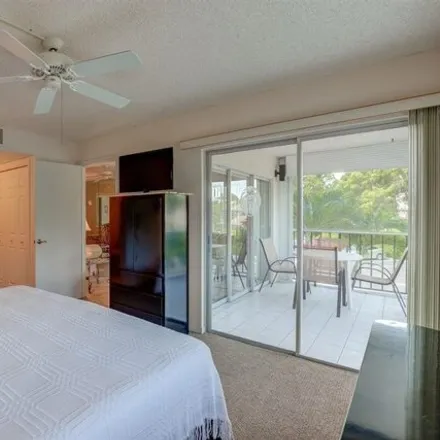 Image 7 - 19 Highpoint Circle West, Collier County, FL 34103, USA - Condo for rent