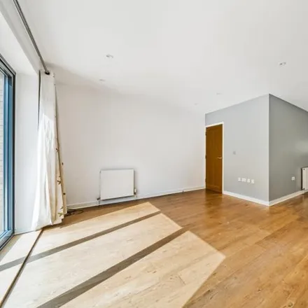 Image 2 - Sheringham House, 35-48 Whitelands Crescent, London, SW18 5QY, United Kingdom - House for rent