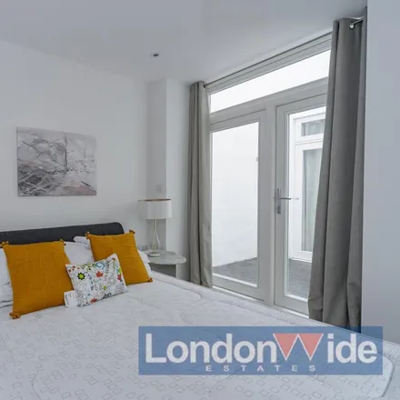Image 4 - 53 St Stephen's Gardens, London, W2 5NA, United Kingdom - Apartment for rent