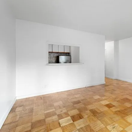 Image 7 - 220 East 60th Street, New York, NY 10022, USA - Apartment for rent