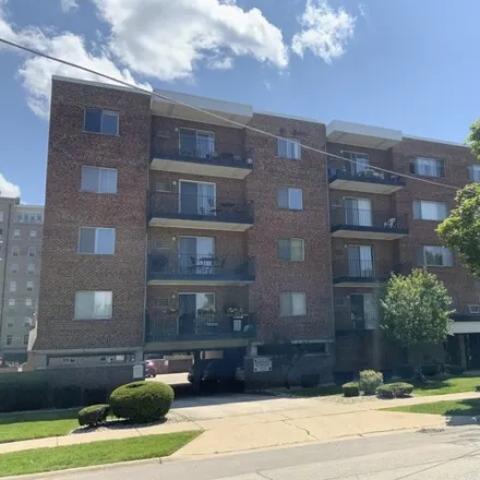 Rent this 1 bed condo on 205 W Miner St Apt 106 in Arlington Heights, Illinois