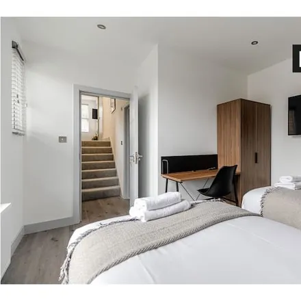 Image 17 - Shrubbery Road, London, SW16 2AS, United Kingdom - Apartment for rent