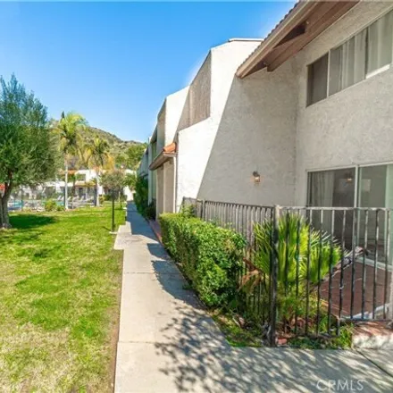 Image 3 - 7709 Cabrini Drive, Los Angeles, CA 91504, USA - Condo for sale