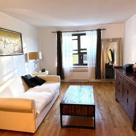 Image 3 - 211-05 75th Avenue, New York, NY 11364, USA - Apartment for sale