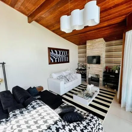 Buy this 6 bed house on Avenida Irene Lopes Sodré in Engenho do Mato, Niterói - RJ