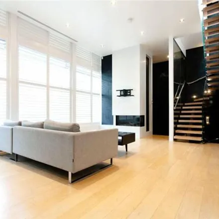 Rent this 3 bed townhouse on Clare Lane in London, N1 3HF