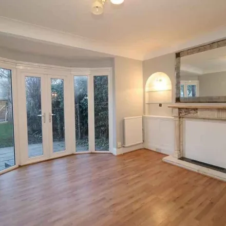 Rent this 7 bed apartment on 3 Boston Vale in London, W7 2AL